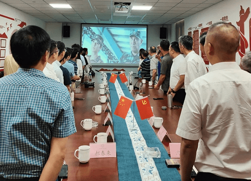 黨員起立,齊唱軍歌《咱當兵的人》 黨員起立,齊唱軍歌《咱當兵的人》